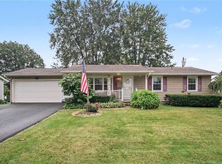 39 Glen Oaks Dr, Rochester, NY 14624