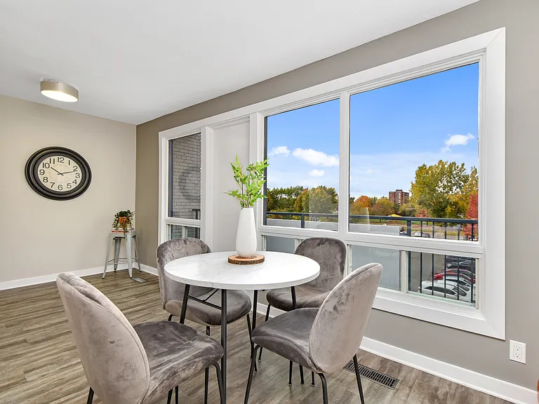 35 Woodridge Cres — Photo 45