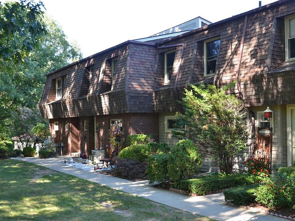 Exterior Front - End unit