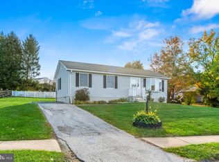 28 Cedar Ln, Stewartstown, PA 17363