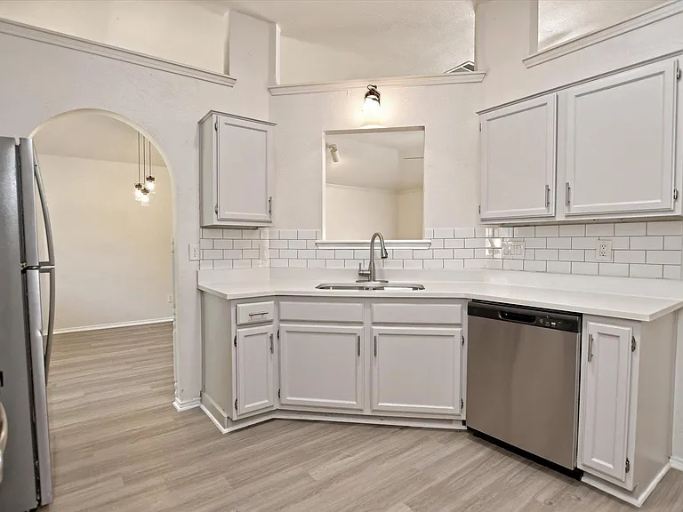 1705 Laurel Ln — Photo 13
