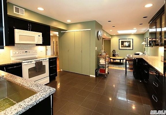 4th image of 48 Estate Dr