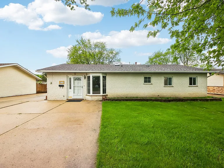 670 Lakeview Ln — Photo 1