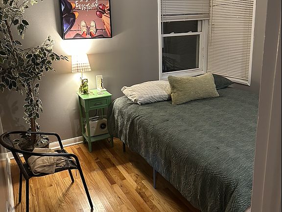 3rd image of 1049 W 93rd St #2