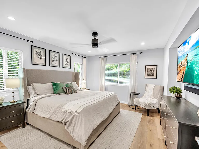 748 NE 17th Way — Photo 31