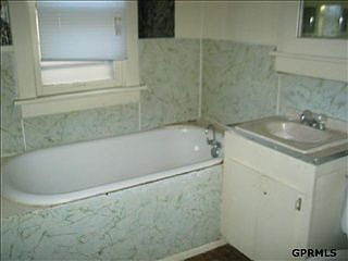 3rd image of 4470 Evans St