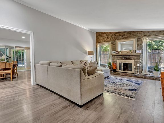 3rd image of 272 Edwin Dr