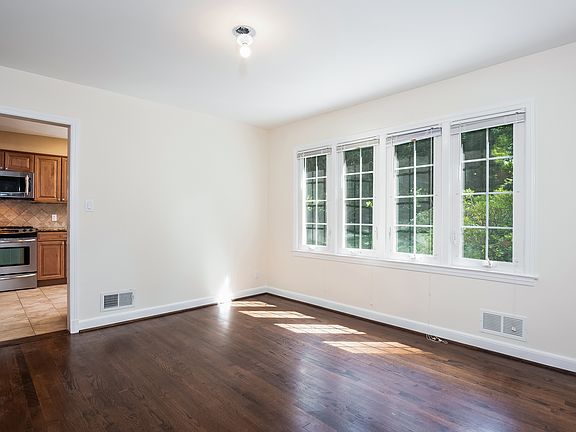 5th image of 4 Clubway Ln