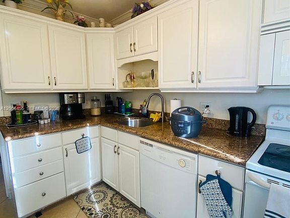 3rd image of 4164 Inverrary Dr APT 415