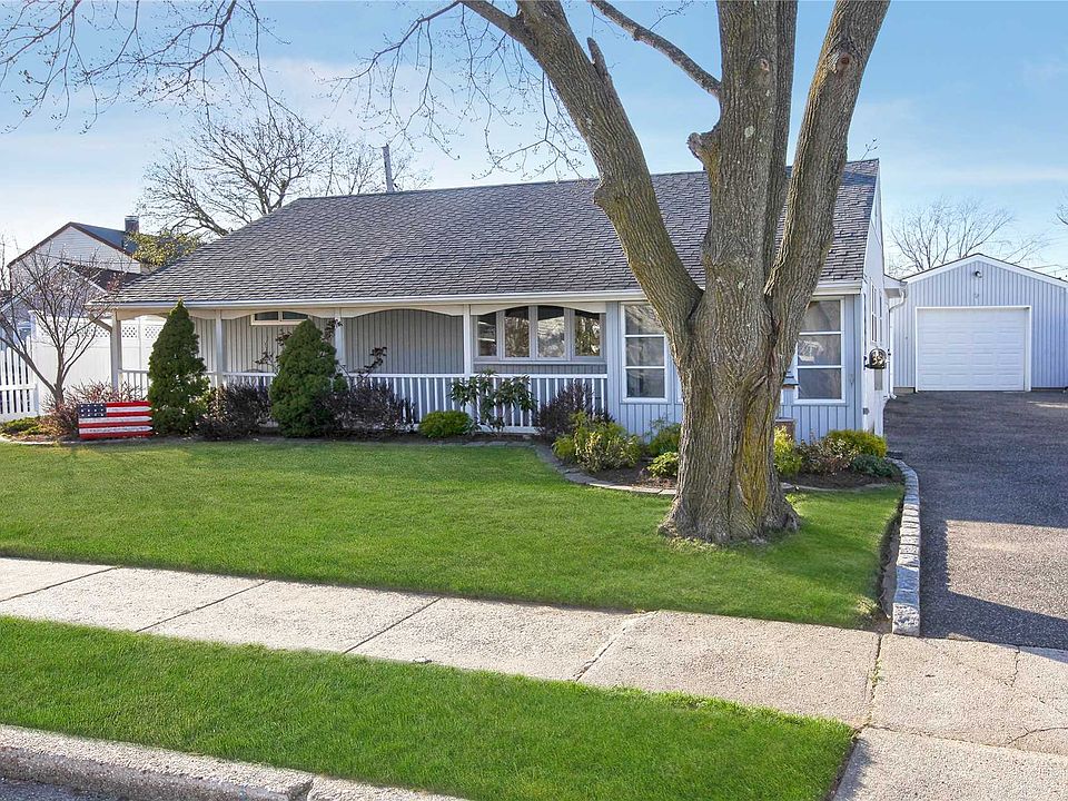 1st image of 35 Plainedge Dr