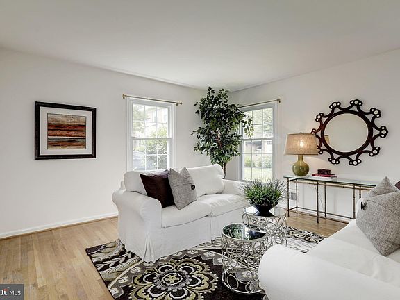 5th image of 10239 Gainsborough Rd