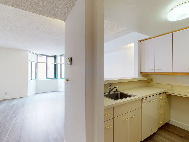 Trinity Towers Apartments — Photo 42