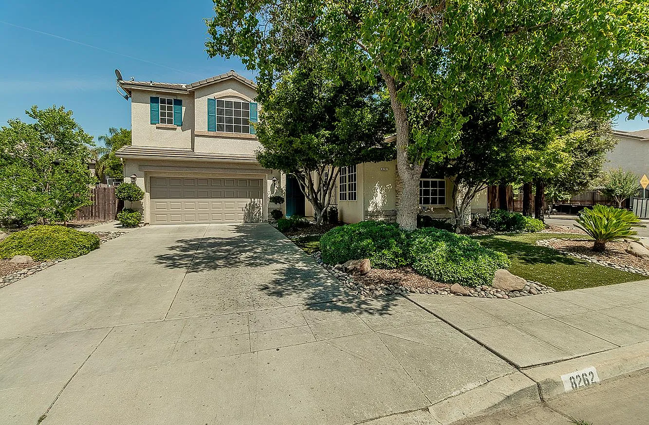 8262 N Winery Ave photo 1