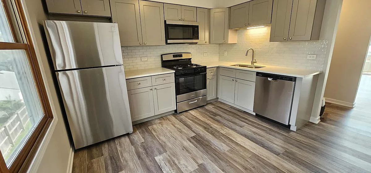 Photo 2 of 6 - 358 College St #E - Crystal Lake, IL Building Photo - 358 College St #E