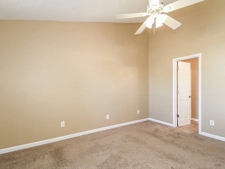 300 Creekview Dr — Photo 12