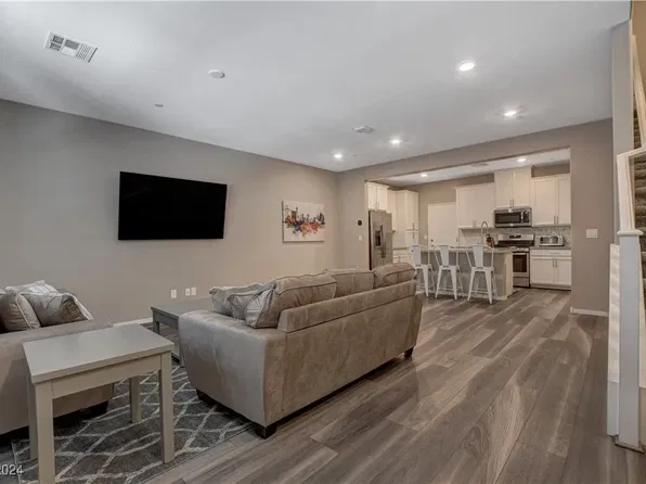16 Lomita Heights Dr, Las Vegas, NV 89138