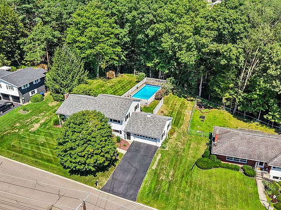 5th image of 22 Holiday Hill Rd