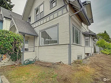 Building Photo - 5610 Roosevelt Way NE