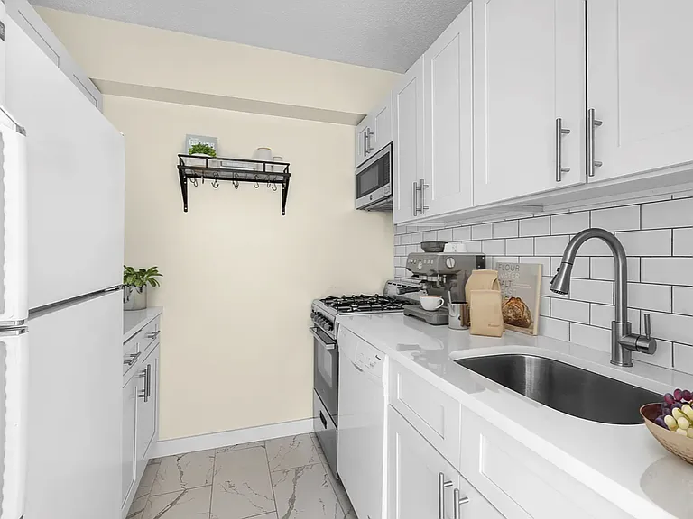 170 W 23rd St #3A — Photo 9