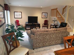 292 Pond View Ln, Smithtown, NY 11787