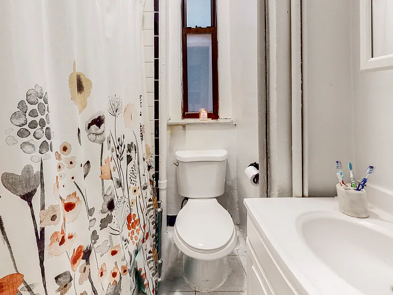 222 E 51st St #2A — Photo 4