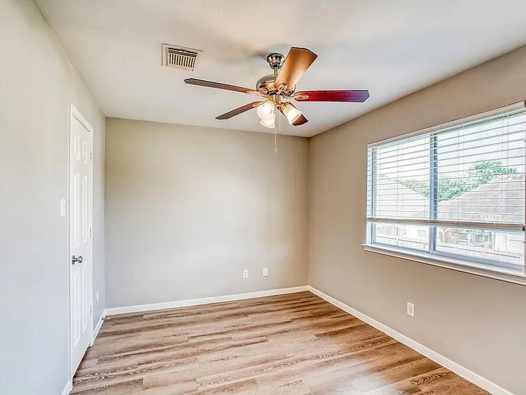 2427 Ranch Hollow Ct — Photo 15