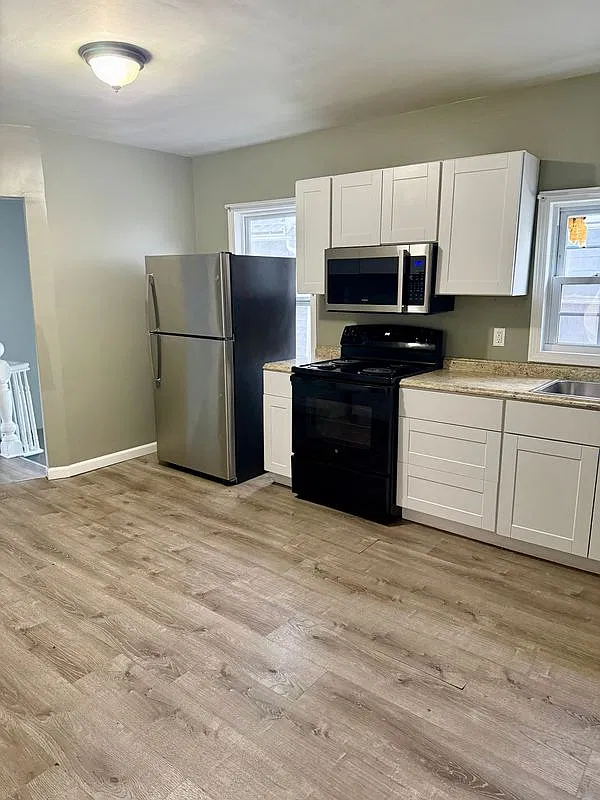 4 bed, 1.0 bath, 1350 sqft, $2,900 — Photo 2