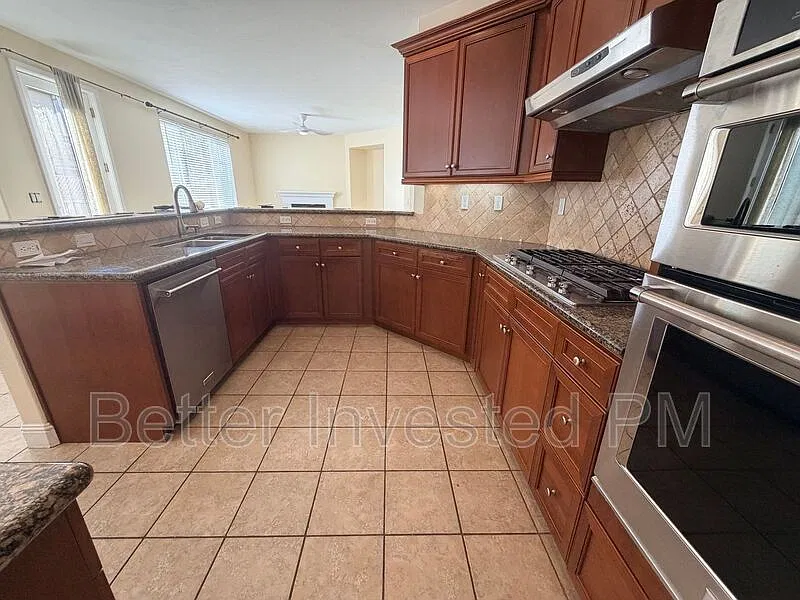 3 bed, 2.5 bath, 2264 sqft, $4,100 — Photo 3