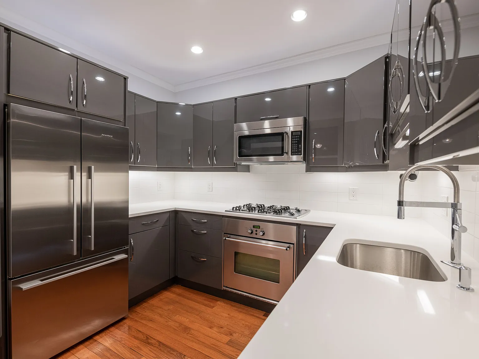 2 bed, 800 sqft, $4,200 — Photo 3