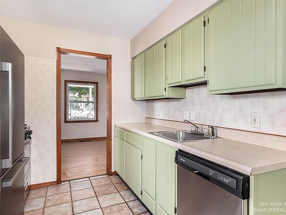 5th image of 549 Bagley Ave