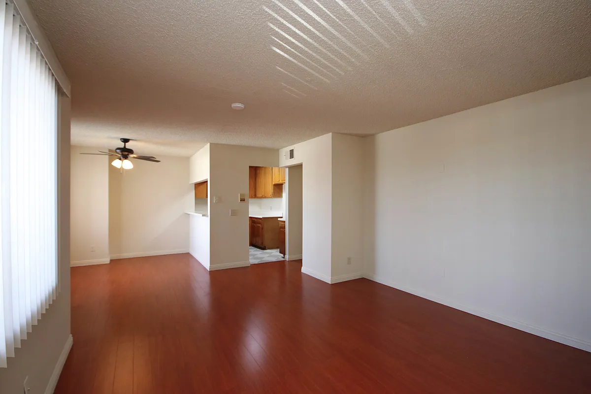 Building Photo - 1310 E Acacia Ave #203