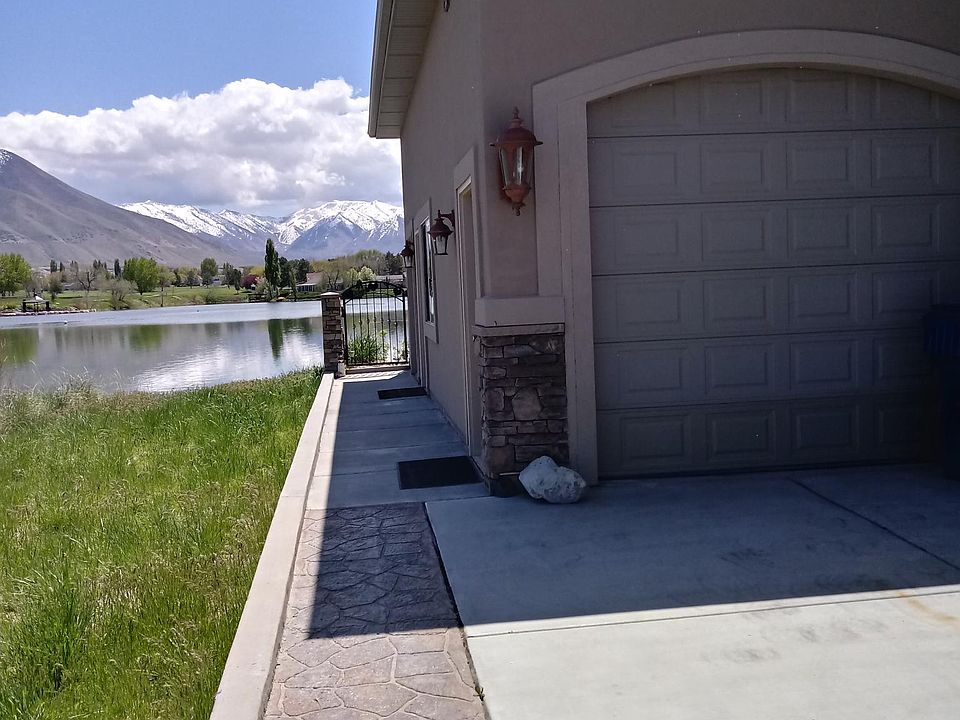 Looking toward lake from sidewalk. Head through gate to 132 LakeSideRearWalkout entrance. (Utilities included and Fully Furnished!)