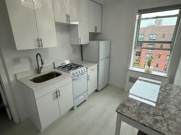 100-25 Queens Boulevard 7M image 2 of 10