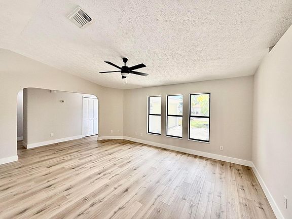 5th image of 118 NW Carmelite Street