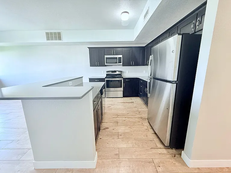 221 E 5th St — Photo 5