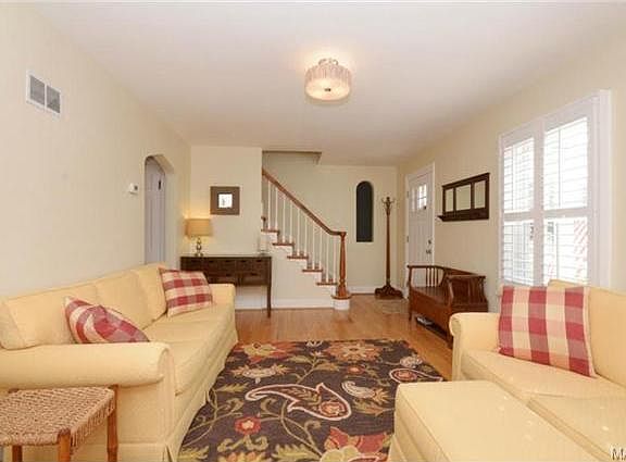 3rd image of 895 Alexandra Ave