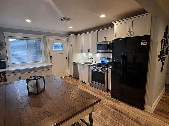 Countertop high dining table