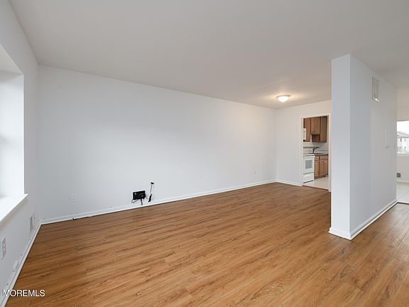 5th image of 173 Village Green Way