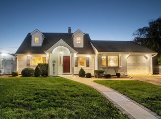179 Swan Ln, Levittown, NY 11756