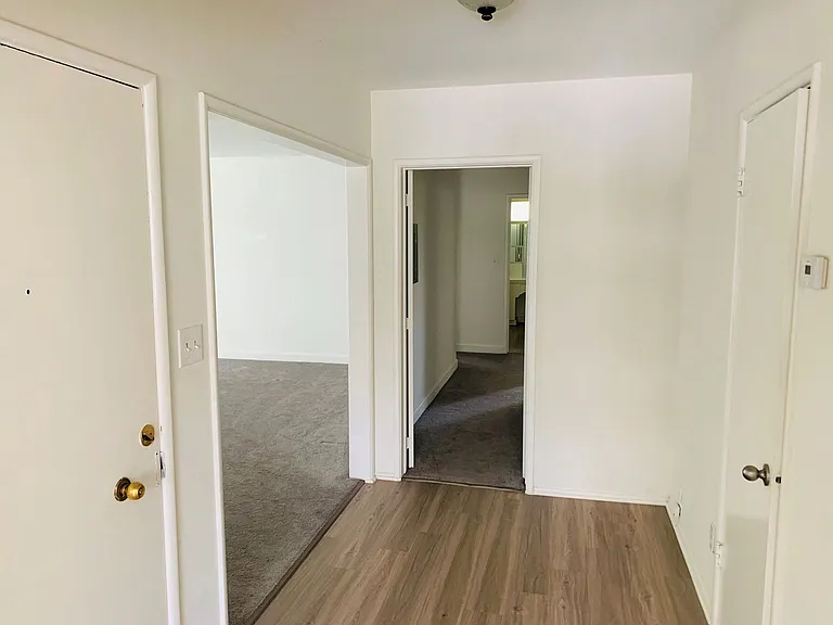 1021 Grove — Photo 9