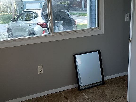 4th image of 5554 Hillcrest Ave