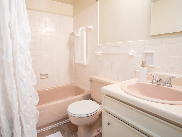 Green Acres Apartments — Photo 6