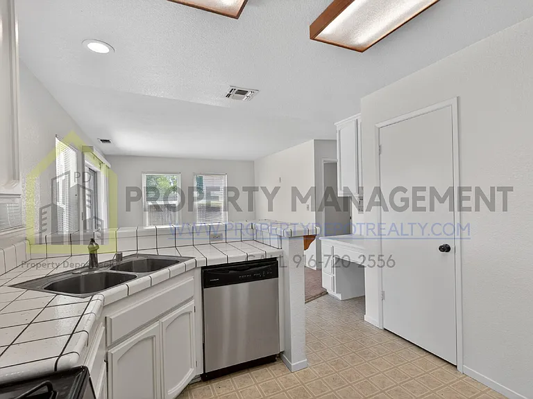 9013 Figtree Ct — Photo 17