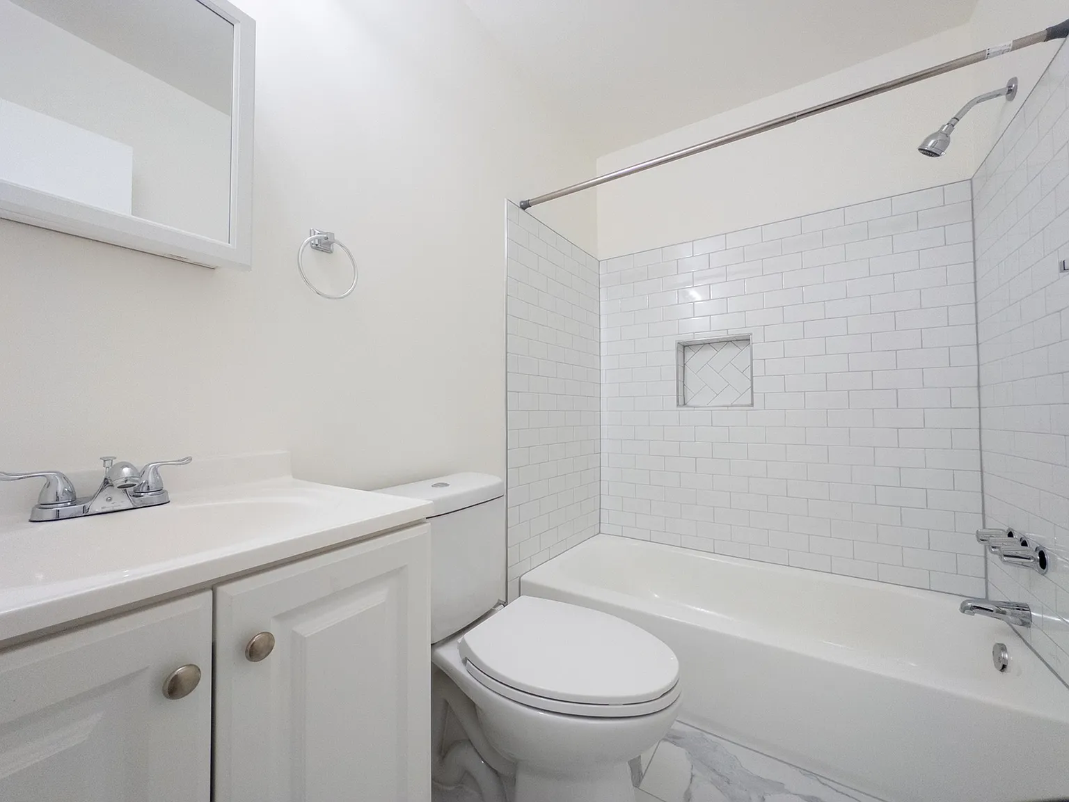 Woodland Manor Apartments — Photo 2