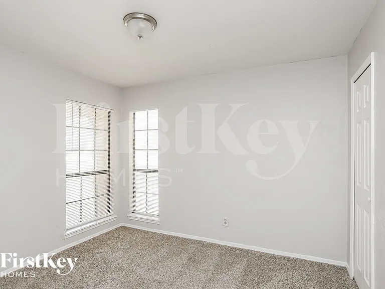 608 Nora Ln — Photo 13