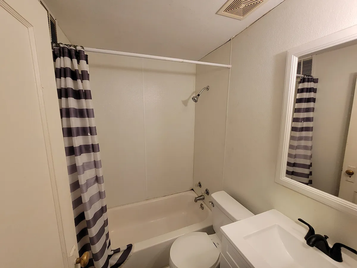 Building Photo - 324 W 9th St #3A