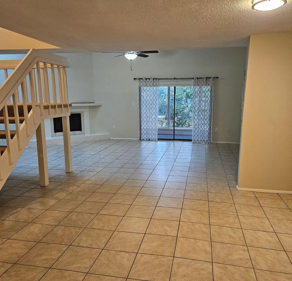 3 bed, 1933 sqft, $2,300 — Photo 1