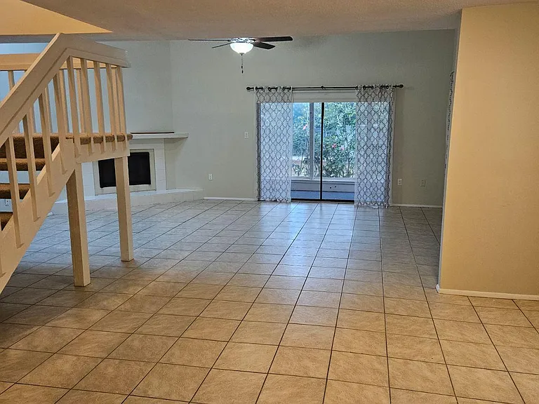 LIVING ROOM/DINING ROOM
