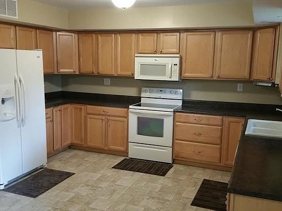 Kitchen
						:
						Appliances stay with home.