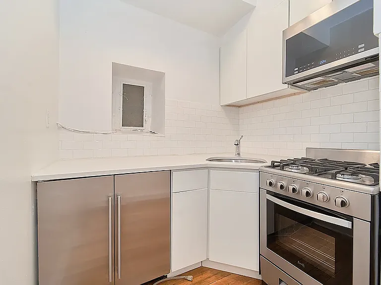 353 W 44th St #MC — Photo 4